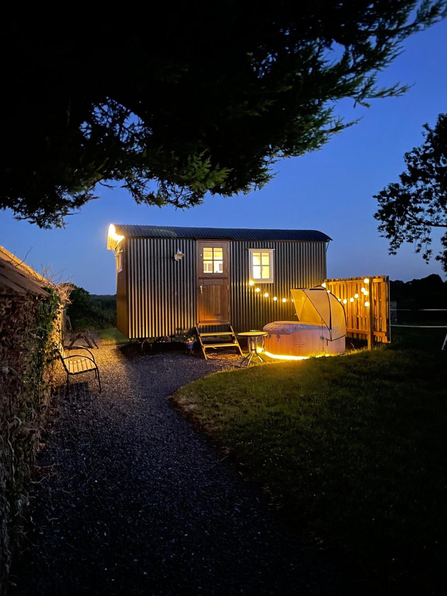 캐번 Sheelin Huts Blue, Hot-Tub Available From 1St April Until 1St November 빌라 외부 사진